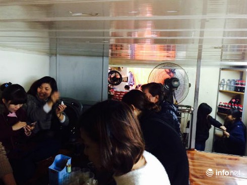 Khám phá quán bún đậu mắm tôm cả khách và nhân viên cùng bò - ảnh 6