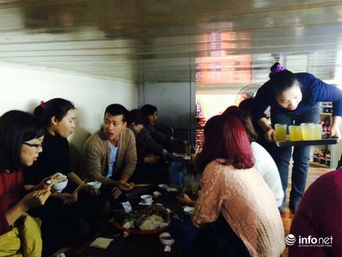 Khám phá quán bún đậu mắm tôm cả khách và nhân viên cùng bò - ảnh 4