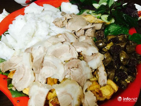 Khám phá quán bún đậu mắm tôm cả khách và nhân viên cùng bò - ảnh 7