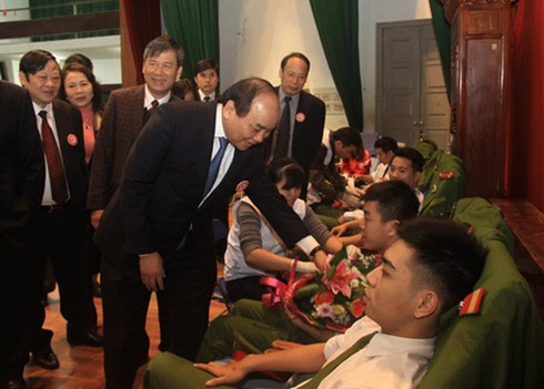 Tùng Dương, Kỳ Duyên, Huyền My cùng ngàn người hiến máu tại