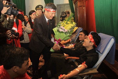 Tùng Dương, Kỳ Duyên, Huyền My cùng ngàn người hiến máu tại