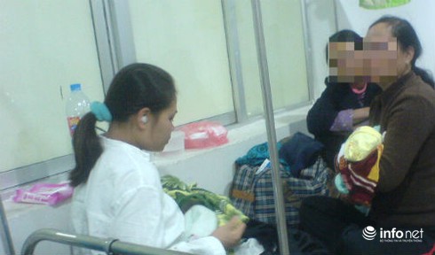 Trời lạnh thấu xương, sản phụ chỉ biết khóc - ảnh 1