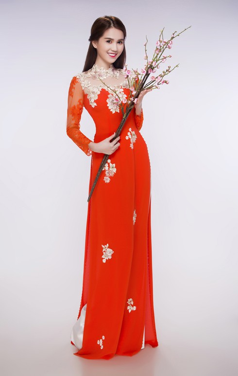 Ngọc Trinh bất ngờ nền nã trong bộ áo dài - ảnh 1