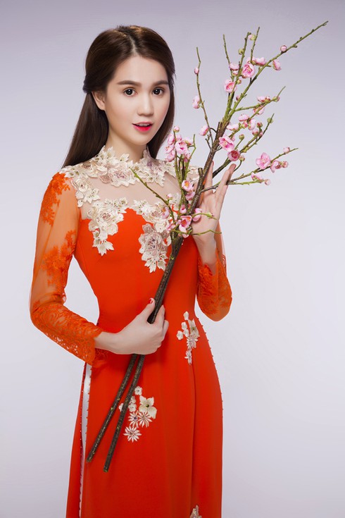 Ngọc Trinh bất ngờ nền nã trong bộ áo dài - ảnh 2