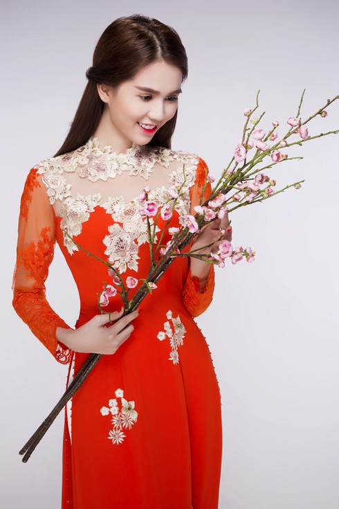 Ngọc Trinh bất ngờ nền nã trong bộ áo dài - ảnh 4