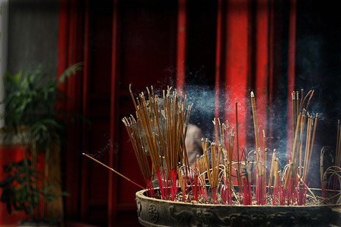 Vì sao hương nhang càng thơm càng độc? - ảnh 1