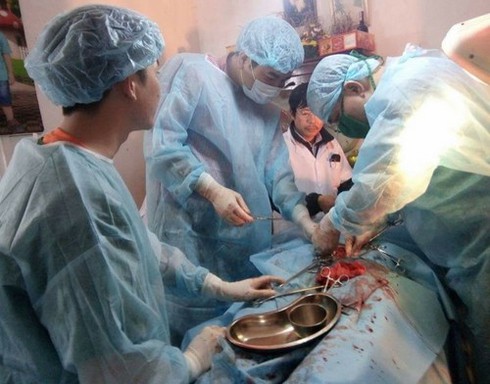 Bác sĩ kể lại phút mổ cấp cứu cho bệnh nhân chửa ngoài tử cung tại nhà riêng - ảnh 1