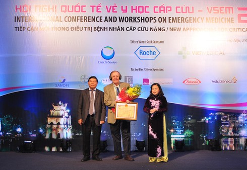 Bác sĩ hồi sức cấp cứu chạy đua để cứu người bệnh - ảnh 1