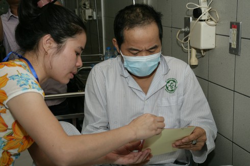 Cử tri ngồi tại giường bệnh bỏ phiếu bầu cử - ảnh 11