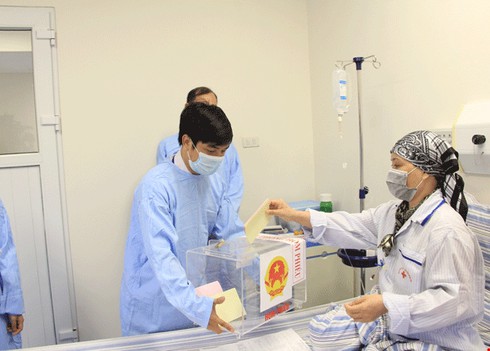 Xúc động bệnh nhân bỏ phiếu ở phòng cách ly - ảnh 4