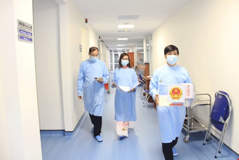 Xúc động bệnh nhân bỏ phiếu ở phòng cách ly - ảnh 1