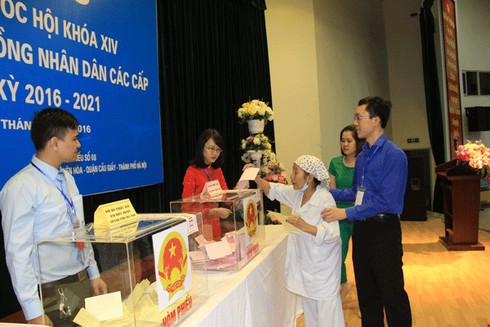 Xúc động bệnh nhân bỏ phiếu ở phòng cách ly - ảnh 2