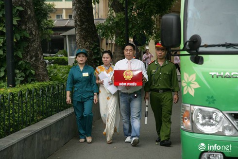 Cử tri ngồi tại giường bệnh bỏ phiếu bầu cử - ảnh 1