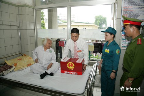 Cử tri ngồi tại giường bệnh bỏ phiếu bầu cử - ảnh 10