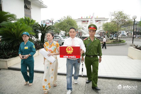 Cử tri ngồi tại giường bệnh bỏ phiếu bầu cử - ảnh 2