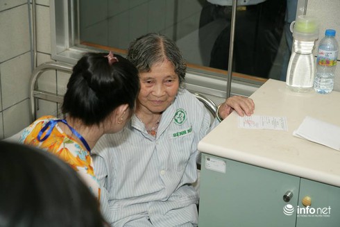 Cử tri ngồi tại giường bệnh bỏ phiếu bầu cử - ảnh 4