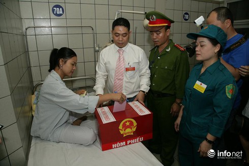 Cử tri ngồi tại giường bệnh bỏ phiếu bầu cử - ảnh 7