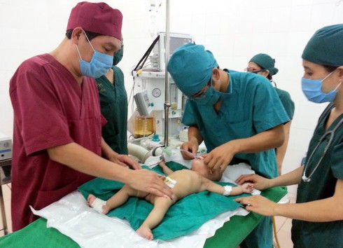 Giật mình: Bé gái mặc bỉm quá lâu gây dị tật bộ phận sinh dục - ảnh 1