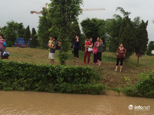 Hà Nội: Tạnh mưa hai ngày, khu dân cư vẫn bị biển nước bao vây - ảnh 4