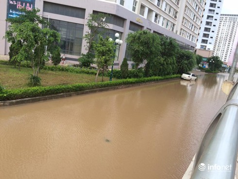 Hà Nội: Tạnh mưa hai ngày, khu dân cư vẫn bị biển nước bao vây - ảnh 2