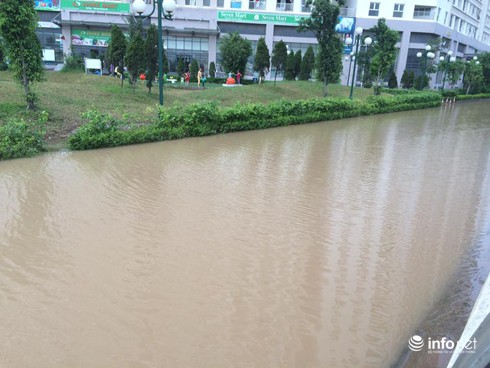 Hà Nội: Tạnh mưa hai ngày, khu dân cư vẫn bị biển nước bao vây - ảnh 1