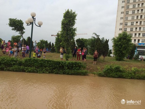 Hà Nội: Tạnh mưa hai ngày, khu dân cư vẫn bị biển nước bao vây - ảnh 7