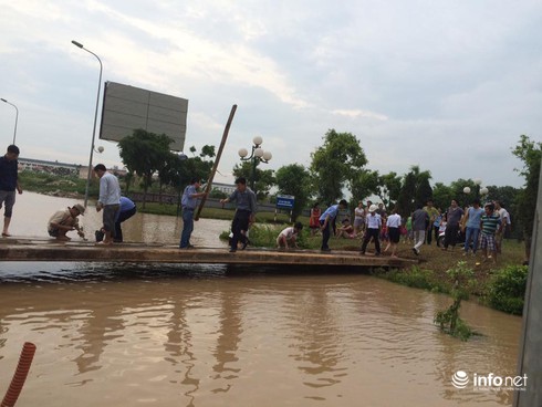 Hà Nội: Tạnh mưa hai ngày, khu dân cư vẫn bị biển nước bao vây - ảnh 6