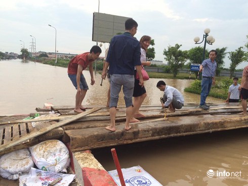 Hà Nội: Tạnh mưa hai ngày, khu dân cư vẫn bị biển nước bao vây - ảnh 5