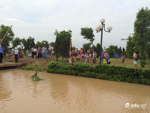 Hà Nội: Tạnh mưa hai ngày, khu dân cư vẫn bị biển nước bao vây - ảnh 3