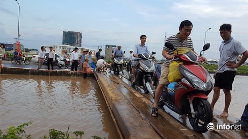 Hà Nội: Tạnh mưa hai ngày, khu dân cư vẫn bị biển nước bao vây - ảnh 8