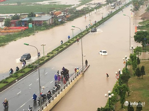Hà Nội: Tạnh mưa hai ngày, khu dân cư vẫn bị biển nước bao vây - ảnh 9