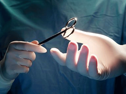 Mổ nhầm tay phải sang tay trái để rút đinh: Đình chỉ công tác bác sĩ - ảnh 1