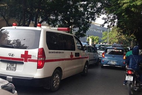 Bảo vệ Viện Nhi cản trở xe cấp cứu: Bác sĩ mổ xẻ về dịch vụ xe cứu thương - ảnh 1