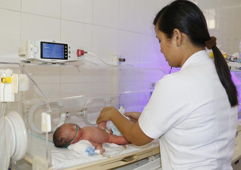 Hà Tĩnh: Ba bác sĩ hiến máu cứu sản phụ và con - ảnh 1