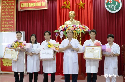 Bộ trưởng BYT trao bằng khen cho 3 bác sĩ hiến máu cứu sản phụ - ảnh 1
