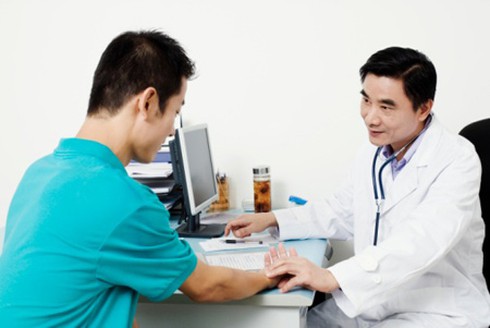 Lần đầu gần gũi, đôi nam nữ lấy túi nilon thay bao cao su - ảnh 1