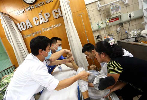 Lý do bất ngờ khiến bác sĩ xin nghỉ bệnh viện công - ảnh 1