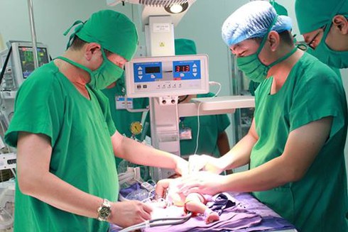 Cắt bỏ khối u khổng lồ vùng lưng cho bé sơ sinh - ảnh 1