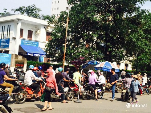 Người dân mệt mỏi, bức xúc vì không gửi được xe tại bệnh viện Bạch Mai - ảnh 3
