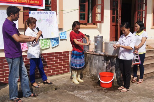 Người Mông và người Thu Lao ở Lào Cai được hướng dẫn rửa tay bằng xà phòng - ảnh 1