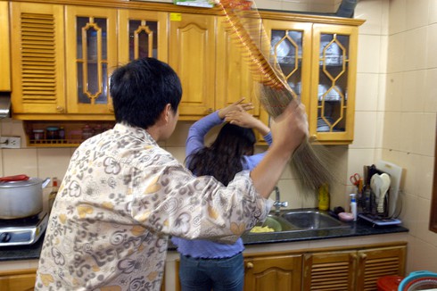 Bác sĩ vạch tội mánh khoé bạo hành mới của