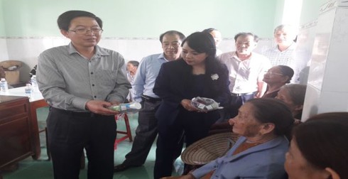 Bộ trưởng Bộ Y tế tới thăm người dân vùng mưa lũ - ảnh 1