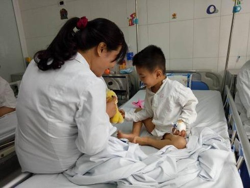 Bệnh viện Việt Đức khám miễn phí cho trẻ dị tật tiết niệu - ảnh 1