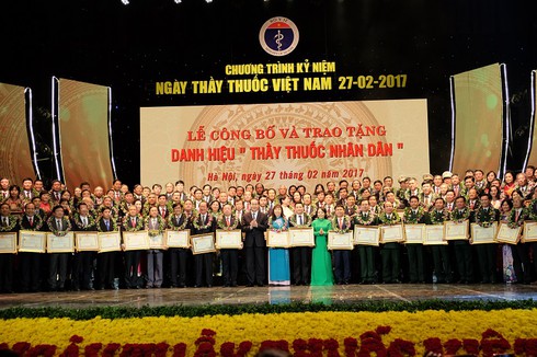 Bộ trưởng Bộ Y tế hát chúc mừng ngày Thầy thuốc Việt Nam 27/2 - ảnh 1