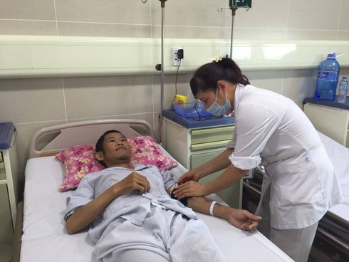 Vứt xe lăn, bệnh nhân tự đứng dậy đi sau ca phẫu thuật kỳ tích - ảnh 1