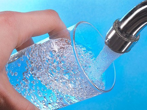 Uống nước tưởng chừng đơn giản nhưng không phải vậy - ảnh 1