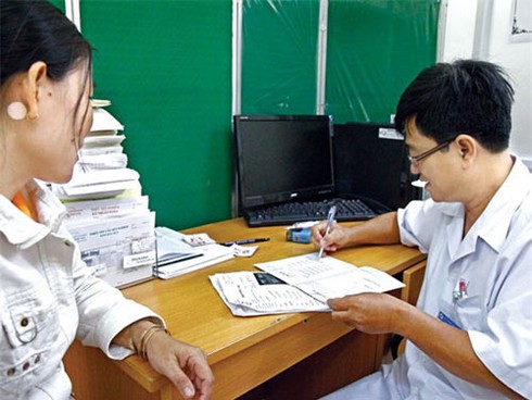 BHYT dừng thanh toán một số thuốc: Bác sĩ phải thuộc quy định trước khi kê đơn - ảnh 1