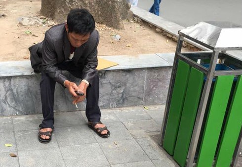 Hành lang bệnh viện tràn ngập mùi thuốc lá, bác sĩ cũng