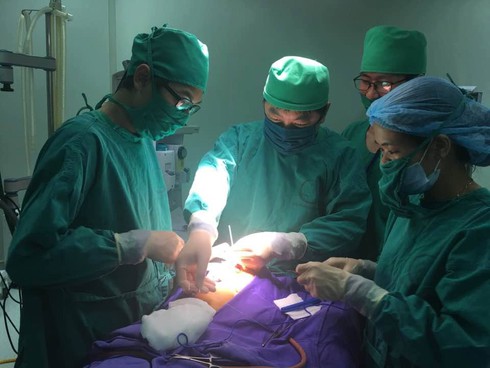 Phẫu thuật cho bé 37 ngày tuổi bị xuất huyết não - ảnh 1