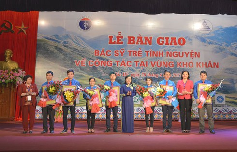 Bàn giao bác sĩ trẻ về huyện nghèo dân tộc thiểu số - ảnh 1